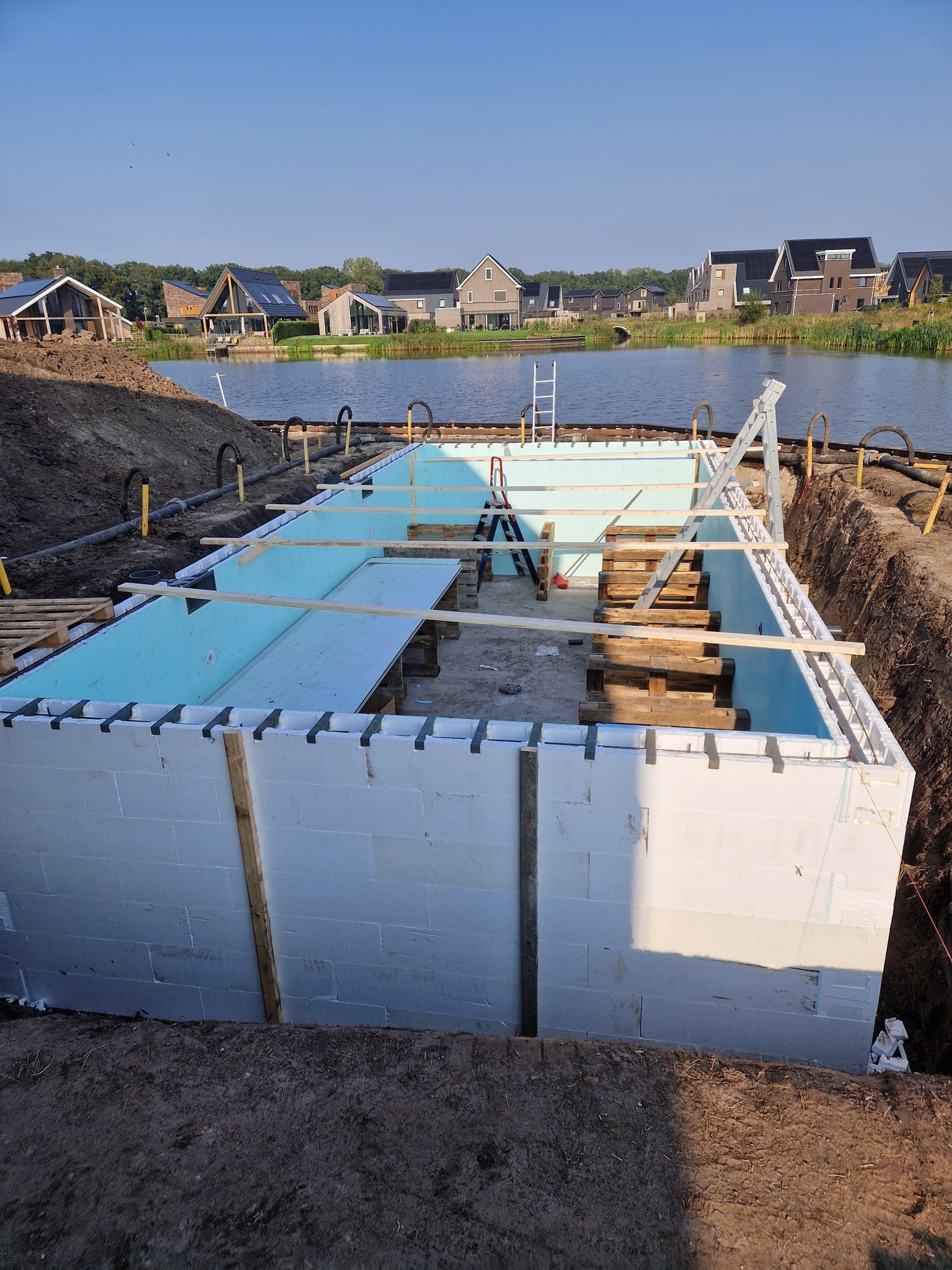 Vossebeld Zwemmen | Installatie 494921511_4079437755711430_3481421807003754976_n