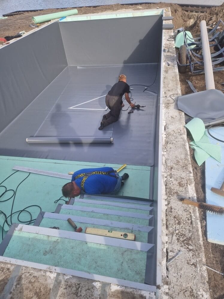 Vossebeld Zwemmen | Installatie488710052_1402066634106224_8339670895197710918_n