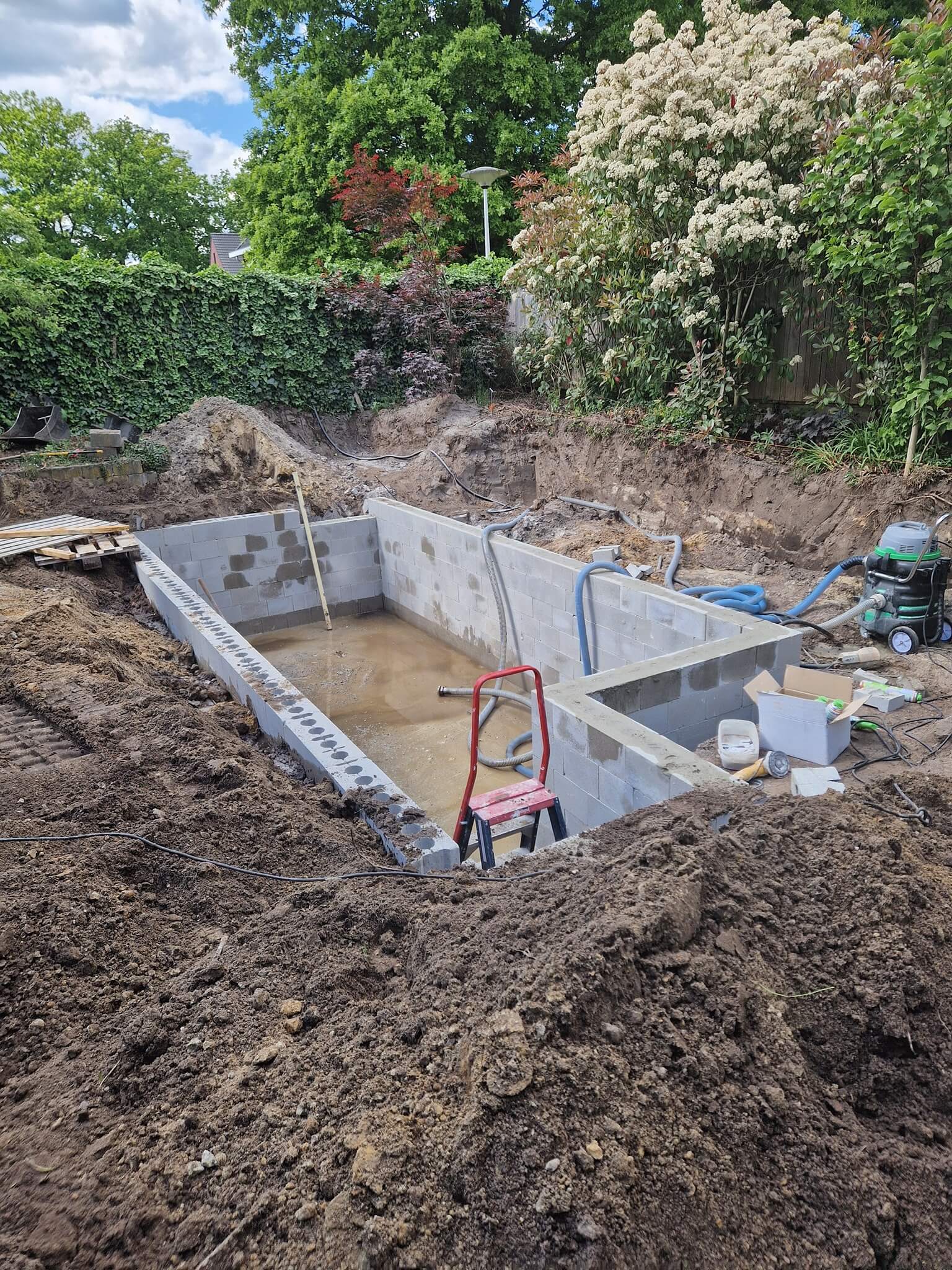 Vossebeld Zwemmen | Installatie504073248_4121443858177486_402307615571470352_n